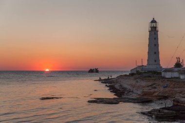 Cape Tarkhankut 'taki deniz feneri. Kırım. Ukrayna. Gün batımında deniz feneri