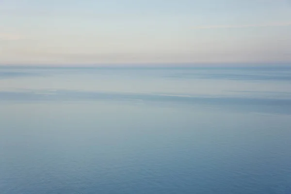 Moře Modrou Vodou Oblohou Mraky Západ Slunce Nad Mořem — Stock fotografie