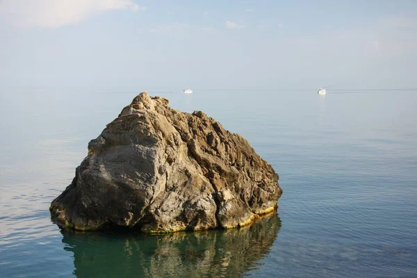 Θαλάσσιο Τοπίο Μια Πέτρα Πρώτο Πλάνο — Φωτογραφία Αρχείου