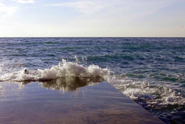 Skeleye Vuran Deniz Dalgası — Stok fotoğraf