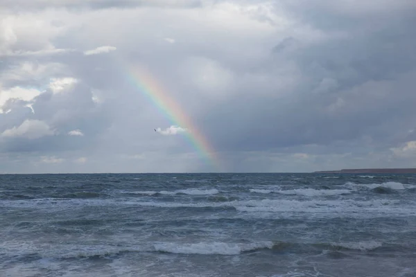 Regnbåge Över Havet Efter Storm — Stockfoto