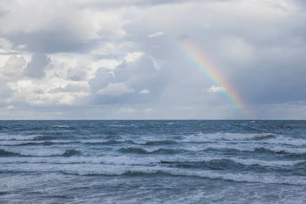 Regnbåge Över Havet Efter Storm — Stockfoto
