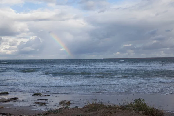 Regnbåge Över Havet Efter Storm — Stockfoto