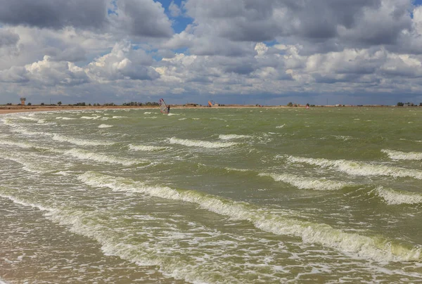 Windsurfing Jezeře Pozadí Bouřkových Mraků — Stock fotografie