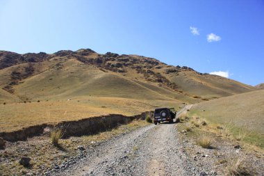 Dağların arasındaki toprak yol. Kazakistan