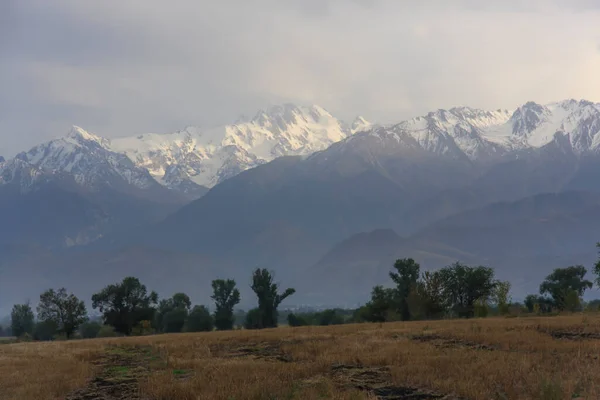 Letni Krajobraz Górski Szczyty Gór Chmury Zaili Alatau Kazachstan — Zdjęcie stockowe
