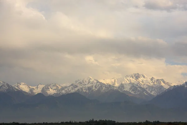 Letni Krajobraz Górski Szczyty Gór Chmury Zaili Alatau Kazachstan — Zdjęcie stockowe