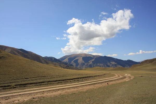 Brudna Droga Wśród Gór Kazachstan — Zdjęcie stockowe