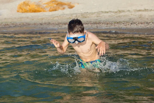 Ragazzo Maschera Immersioni Subacquee Nuota Mare — Foto Stock
