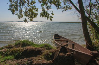 Kıyıya yakın ahşap tekne.