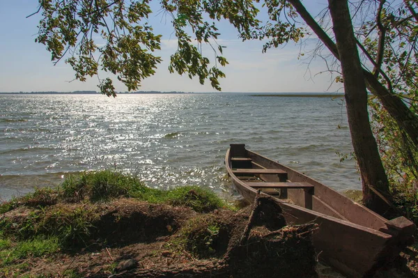Kıyıya yakın ahşap tekne.