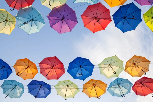 Fond Parasols Colorés Parapluies Colorés Dans Ciel Décoration Rue — Photo