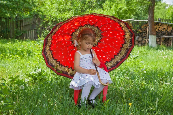 Porträt Eines Hübschen Kleinen Mädchens Mit Rotem Regenschirm Frühlingsgarten — Stockfoto