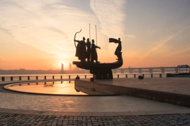 Sabah Dinyeper Nehri 'ndeki Kiev' in efsanevi kurucularının silueti.