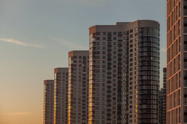 Modern ve yeni apartmanlar. Çok katlı modern, yeni ve şık apartman daireleri. Gayrimenkul. Yeni ev. Yeni yapılmış apartmanlar..