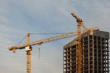 Gökyüzü arka planında vinçleri olan inşaat alanı