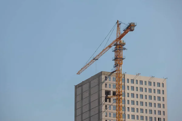 Plac Budowy Dźwigiem Tle Błękitnego Nieba — Zdjęcie stockowe