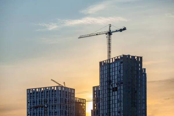 Canteiro Obras Com Guindastes Contra Fundo Nuvens Noturnas Brilhantes — Fotografia de Stock