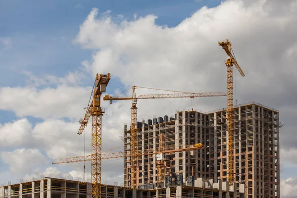 Lugar Construcción Con Grúas Contra Cielo Azul Con Nubes Cúmulos — Foto de Stock