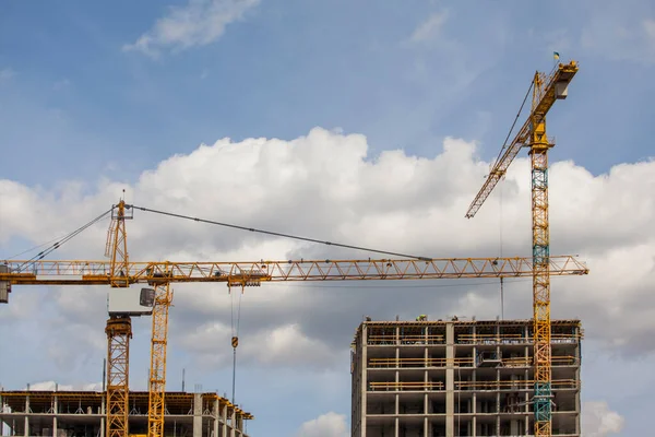 Lugar Construcción Con Grúas Contra Cielo Azul Con Nubes Cúmulos — Foto de Stock