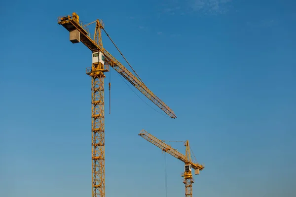 Torre Construcción Grúas Sobre Fondo Cielo Azul — Foto de Stock