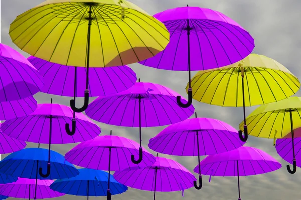Färgglada Paraplyer Bakgrund Färgglada Paraplyer Himlen Gatudekoration — Stockfoto