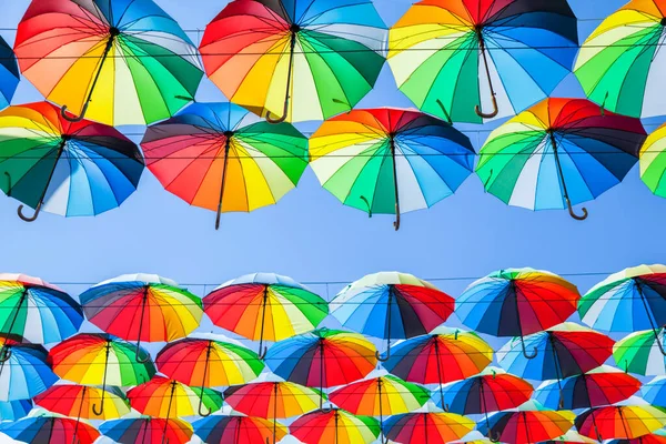 Красочные Зонтики Фон Красочные Зонтики Небе Уличное Убранство — стоковое фото