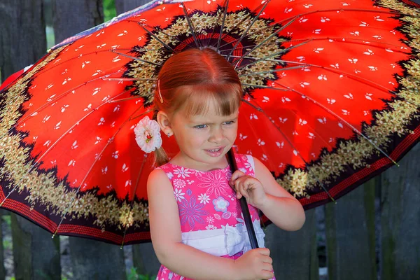 Nahaufnahme Porträt Eines Hübschen Kleinen Mädchens Mit Einem Roten Regenschirm — Stockfoto