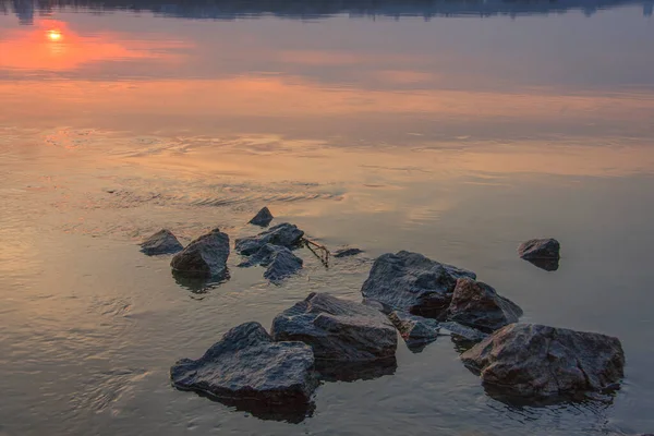 夕阳西下时 河边的石头 — 图库照片