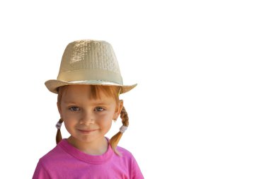 Hasır şapkalı, beyaz tenli güzel bir kızın yakın plan portresi.