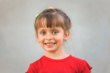 Küçük güzel bir kızın yakın plan portresi.