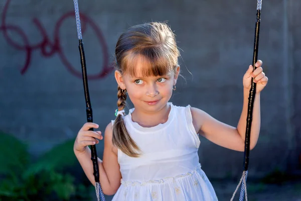 Porträt Eines Kleinen Süßen Mädchens Auf Einer Schaukel — Stockfoto