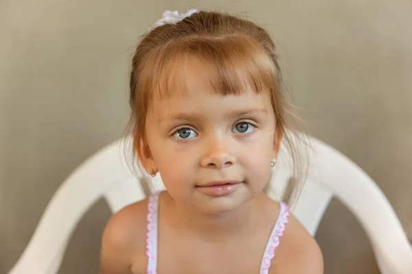 Nahaufnahme Porträt Eines Hübschen Kleinen Mädchens — Stockfoto