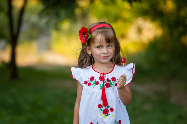 Porträt Eines Kleinen Süßen Lächelnden Mädchens Mit Süßigkeiten Der Hand — Stockfoto