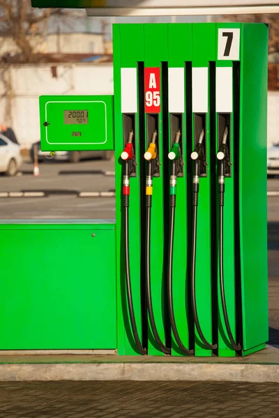 Üzemanyagtöltő Pisztolyok Egy Benzinkútnál — Stock Fotó