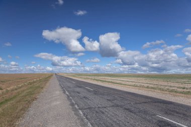 Yazın mavi gökyüzüne karşı köy yolu