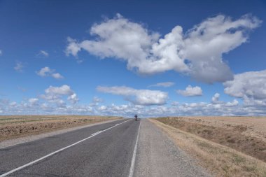 Yazın mavi gökyüzüne karşı köy yolu