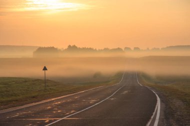 Sisli yaz gündoğumu yolda