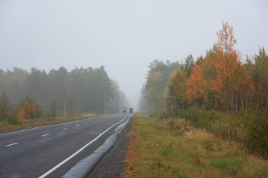Sisli yaz gündoğumu yolda