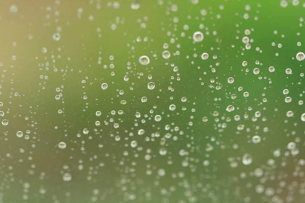 ガラス上のぼやけた水滴の抽象的な質感 — ストック写真