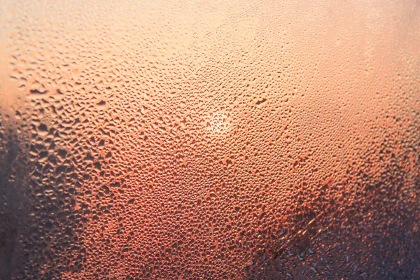 在太阳升起的背景下 模糊的水滴在玻璃上的纹理 — 图库照片