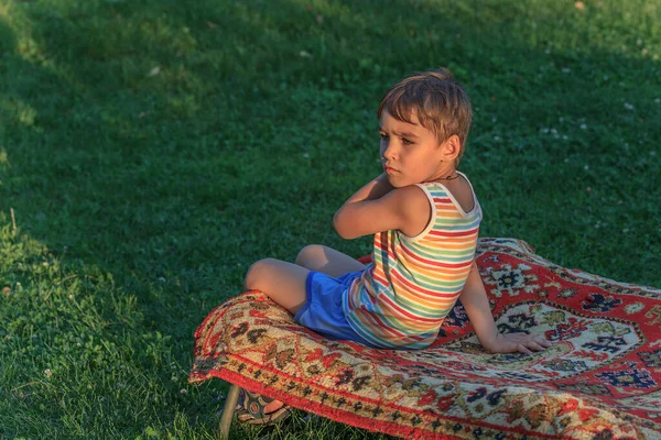 Bambino Seduto Letto Pieghevole Giardino — Foto Stock