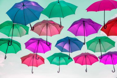Renkli şemsiyeler. Gökyüzünde renkli şemsiyeler. Sokak dekorasyonu.