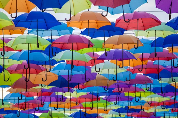 Fond Parasols Colorés Parapluies Colorés Dans Ciel Décoration Rue — Photo