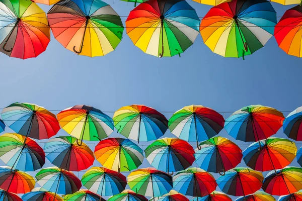 Fond Parasols Colorés Parapluies Colorés Dans Ciel Décoration Rue — Photo