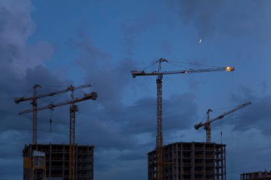 Gökyüzü arka planında vinçleri olan inşaat alanı