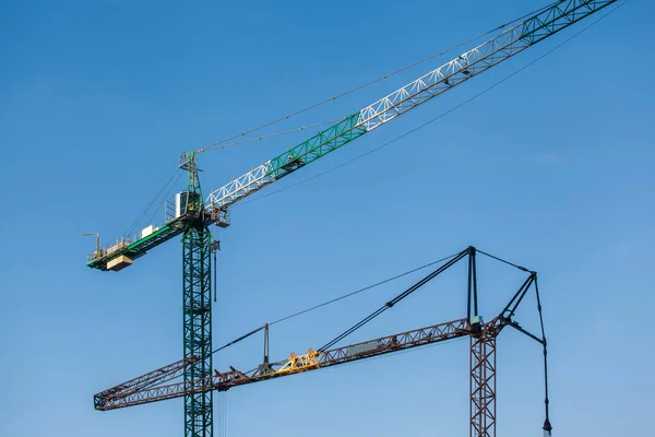 Grúas Torre Sobre Fondo Cielo Azul — Foto de Stock