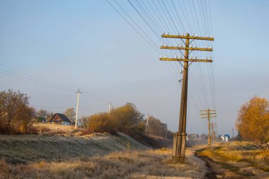Demiryolu, telgraf telleri ve sabah sisiyle sonbahar manzarası