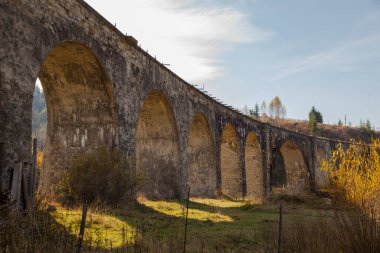Eski demiryolu kemeri köprüsü. Vorokhta. Ukrayna