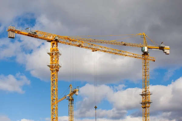 Construcción Con Grúas Contra Cielo Nublado — Foto de Stock